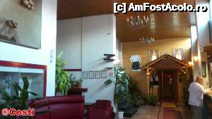 [P08] Holul de la Srbija Tis Hotel, văzut dinspre intrare.  » foto by Costi
 - 
<span class="allrVoted glyphicon glyphicon-heart hidden" id="av501684"></span>
<a class="m-l-10 hidden" id="sv501684" onclick="voting_Foto_DelVot(,501684,16235)" role="button">șterge vot <span class="glyphicon glyphicon-remove"></span></a>
<a id="v9501684" class=" c-red"  onclick="voting_Foto_SetVot(501684)" role="button"><span class="glyphicon glyphicon-heart-empty"></span> <b>LIKE</b> = Votează poza</a> <img class="hidden"  id="f501684W9" src="/imagini/loader.gif" border="0" /><span class="AjErrMes hidden" id="e501684ErM"></span>