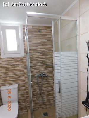 [P27] Cabina de duş, vasul wc şi fereastra ce asigura aerisire perfectă » foto by irinad
 - 
<span class="allrVoted glyphicon glyphicon-heart hidden" id="av1171097"></span>
<a class="m-l-10 hidden" id="sv1171097" onclick="voting_Foto_DelVot(,1171097,16255)" role="button">șterge vot <span class="glyphicon glyphicon-remove"></span></a>
<a id="v91171097" class=" c-red"  onclick="voting_Foto_SetVot(1171097)" role="button"><span class="glyphicon glyphicon-heart-empty"></span> <b>LIKE</b> = Votează poza</a> <img class="hidden"  id="f1171097W9" src="/imagini/loader.gif" border="0" /><span class="AjErrMes hidden" id="e1171097ErM"></span>