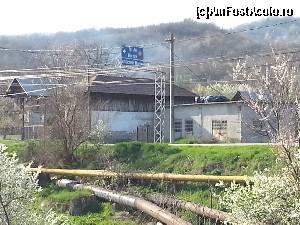 [P03] Din curte, se vede indicatorul care marcheaza ramificatia catre Ocnele Mari. Venind dinspre ramnicu Valcea trebuie sa faceti pe prima straduta la stanga inainte de indicator, pentru circa 50 metri.  » foto by Dan&Ema
 - 
<span class="allrVoted glyphicon glyphicon-heart hidden" id="av502665"></span>
<a class="m-l-10 hidden" id="sv502665" onclick="voting_Foto_DelVot(,502665,16258)" role="button">șterge vot <span class="glyphicon glyphicon-remove"></span></a>
<a id="v9502665" class=" c-red"  onclick="voting_Foto_SetVot(502665)" role="button"><span class="glyphicon glyphicon-heart-empty"></span> <b>LIKE</b> = Votează poza</a> <img class="hidden"  id="f502665W9" src="/imagini/loader.gif" border="0" /><span class="AjErrMes hidden" id="e502665ErM"></span>