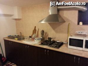 [P03] Imagine din bucataria unde turistii pot pregati masa. Aragaz cu hota, cuptor cu microunde, ghiuveta cu apa curenta, dulapurili cu vesela » foto by Dan&Ema
 - 
<span class="allrVoted glyphicon glyphicon-heart hidden" id="av505085"></span>
<a class="m-l-10 hidden" id="sv505085" onclick="voting_Foto_DelVot(,505085,16258)" role="button">șterge vot <span class="glyphicon glyphicon-remove"></span></a>
<a id="v9505085" class=" c-red"  onclick="voting_Foto_SetVot(505085)" role="button"><span class="glyphicon glyphicon-heart-empty"></span> <b>LIKE</b> = Votează poza</a> <img class="hidden"  id="f505085W9" src="/imagini/loader.gif" border="0" /><span class="AjErrMes hidden" id="e505085ErM"></span>