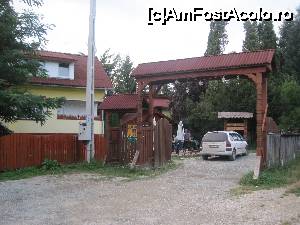[P01] Poarta maramureseana a pensiunii exprima ospitatlitate. Sunt doua corpuri ale pensiunii, cel din stanga imaginii si cel din dreapta unde este sala de mese si camera unde am stat.  » foto by senateo
 - 
<span class="allrVoted glyphicon glyphicon-heart hidden" id="av664168"></span>
<a class="m-l-10 hidden" id="sv664168" onclick="voting_Foto_DelVot(,664168,16290)" role="button">șterge vot <span class="glyphicon glyphicon-remove"></span></a>
<a id="v9664168" class=" c-red"  onclick="voting_Foto_SetVot(664168)" role="button"><span class="glyphicon glyphicon-heart-empty"></span> <b>LIKE</b> = Votează poza</a> <img class="hidden"  id="f664168W9" src="/imagini/loader.gif" border="0" /><span class="AjErrMes hidden" id="e664168ErM"></span>