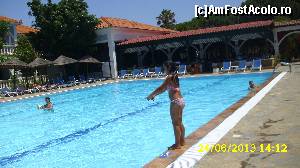 [P09] ROYAL, piscina şi terasa restaurantului în spate » foto by georgeb
 - 
<span class="allrVoted glyphicon glyphicon-heart hidden" id="av506289"></span>
<a class="m-l-10 hidden" id="sv506289" onclick="voting_Foto_DelVot(,506289,16330)" role="button">șterge vot <span class="glyphicon glyphicon-remove"></span></a>
<a id="v9506289" class=" c-red"  onclick="voting_Foto_SetVot(506289)" role="button"><span class="glyphicon glyphicon-heart-empty"></span> <b>LIKE</b> = Votează poza</a> <img class="hidden"  id="f506289W9" src="/imagini/loader.gif" border="0" /><span class="AjErrMes hidden" id="e506289ErM"></span>