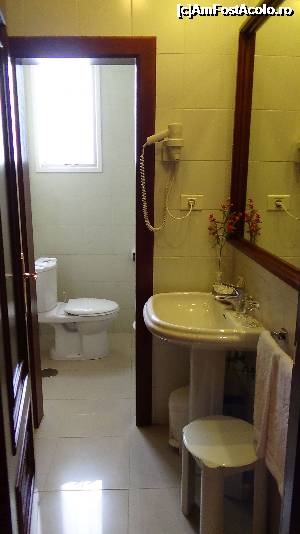 [P07] baia, in stanga cada cu dus, in spate toaleta » foto by elenaadina
 - 
<span class="allrVoted glyphicon glyphicon-heart hidden" id="av701377"></span>
<a class="m-l-10 hidden" id="sv701377" onclick="voting_Foto_DelVot(,701377,16364)" role="button">șterge vot <span class="glyphicon glyphicon-remove"></span></a>
<a id="v9701377" class=" c-red"  onclick="voting_Foto_SetVot(701377)" role="button"><span class="glyphicon glyphicon-heart-empty"></span> <b>LIKE</b> = Votează poza</a> <img class="hidden"  id="f701377W9" src="/imagini/loader.gif" border="0" /><span class="AjErrMes hidden" id="e701377ErM"></span>