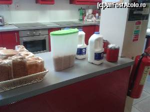 [P15] Cutia cu cereale, bidoanele cu lapte muls de la văcuțe irlandeze, o cutie cu zahăr-plicuri și, imediat în colț, cutia cu cafea solubilă.  » foto by le_maitre
 - 
<span class="allrVoted glyphicon glyphicon-heart hidden" id="av511308"></span>
<a class="m-l-10 hidden" id="sv511308" onclick="voting_Foto_DelVot(,511308,16430)" role="button">șterge vot <span class="glyphicon glyphicon-remove"></span></a>
<a id="v9511308" class=" c-red"  onclick="voting_Foto_SetVot(511308)" role="button"><span class="glyphicon glyphicon-heart-empty"></span> <b>LIKE</b> = Votează poza</a> <img class="hidden"  id="f511308W9" src="/imagini/loader.gif" border="0" /><span class="AjErrMes hidden" id="e511308ErM"></span>