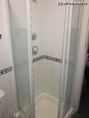 [P08] Cabina de duș. Din păcate, nu am mai făcut altă poză cu aceasta pentru că mă 'nervasem, dar sus este capul de duș fix-fix în perete. Mi-a mâncat sufletul... Deasupra sistemului de reglaj al apei se află butonul abominabil pe care trebuia să-l apăs la 10 secunde... altfel rămâneam fără apă.  » foto by le_maitre
 - 
<span class="allrVoted glyphicon glyphicon-heart hidden" id="av511301"></span>
<a class="m-l-10 hidden" id="sv511301" onclick="voting_Foto_DelVot(,511301,16430)" role="button">șterge vot <span class="glyphicon glyphicon-remove"></span></a>
<a id="v9511301" class=" c-red"  onclick="voting_Foto_SetVot(511301)" role="button"><span class="glyphicon glyphicon-heart-empty"></span> <b>LIKE</b> = Votează poza</a> <img class="hidden"  id="f511301W9" src="/imagini/loader.gif" border="0" /><span class="AjErrMes hidden" id="e511301ErM"></span>