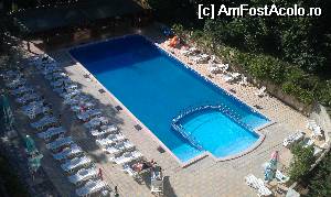 [P03] Piscina văzută de la etajul VI. Varshava Hotel, Nisipurile de Aur, Bulgaria.  » foto by traian.leuca †
 - 
<span class="allrVoted glyphicon glyphicon-heart hidden" id="av512065"></span>
<a class="m-l-10 hidden" id="sv512065" onclick="voting_Foto_DelVot(,512065,16444)" role="button">șterge vot <span class="glyphicon glyphicon-remove"></span></a>
<a id="v9512065" class=" c-red"  onclick="voting_Foto_SetVot(512065)" role="button"><span class="glyphicon glyphicon-heart-empty"></span> <b>LIKE</b> = Votează poza</a> <img class="hidden"  id="f512065W9" src="/imagini/loader.gif" border="0" /><span class="AjErrMes hidden" id="e512065ErM"></span>