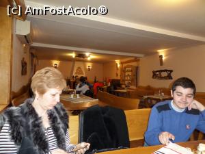 [P02] În salonul de nefumători, aşteptând mâncărica.  » foto by Safta Radu
 - 
<span class="allrVoted glyphicon glyphicon-heart hidden" id="av713173"></span>
<a class="m-l-10 hidden" id="sv713173" onclick="voting_Foto_DelVot(,713173,16459)" role="button">șterge vot <span class="glyphicon glyphicon-remove"></span></a>
<a id="v9713173" class=" c-red"  onclick="voting_Foto_SetVot(713173)" role="button"><span class="glyphicon glyphicon-heart-empty"></span> <b>LIKE</b> = Votează poza</a> <img class="hidden"  id="f713173W9" src="/imagini/loader.gif" border="0" /><span class="AjErrMes hidden" id="e713173ErM"></span>