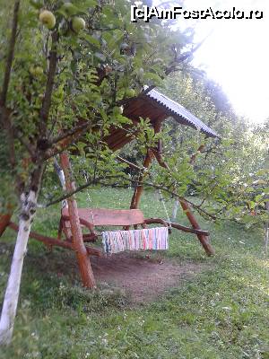 [P19] Leagănul din livadă. Cam bate soarele după amiaza, dar dimineața și spre seară e un loc minunat de odihna și regăsire a liniștii gândurilor.  » foto by izabiza
 - 
<span class="allrVoted glyphicon glyphicon-heart hidden" id="av676659"></span>
<a class="m-l-10 hidden" id="sv676659" onclick="voting_Foto_DelVot(,676659,16464)" role="button">șterge vot <span class="glyphicon glyphicon-remove"></span></a>
<a id="v9676659" class=" c-red"  onclick="voting_Foto_SetVot(676659)" role="button"><span class="glyphicon glyphicon-heart-empty"></span> <b>LIKE</b> = Votează poza</a> <img class="hidden"  id="f676659W9" src="/imagini/loader.gif" border="0" /><span class="AjErrMes hidden" id="e676659ErM"></span>