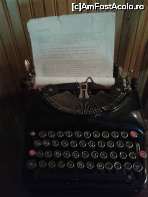 [P31] Mașina de scris, pensionată de Domnul Bica după apariția pc-urilor, dă un farmec aparte holulului.  » foto by izabiza
 - 
<span class="allrVoted glyphicon glyphicon-heart hidden" id="av676674"></span>
<a class="m-l-10 hidden" id="sv676674" onclick="voting_Foto_DelVot(,676674,16464)" role="button">șterge vot <span class="glyphicon glyphicon-remove"></span></a>
<a id="v9676674" class=" c-red"  onclick="voting_Foto_SetVot(676674)" role="button"><span class="glyphicon glyphicon-heart-empty"></span> <b>LIKE</b> = Votează poza</a> <img class="hidden"  id="f676674W9" src="/imagini/loader.gif" border="0" /><span class="AjErrMes hidden" id="e676674ErM"></span>