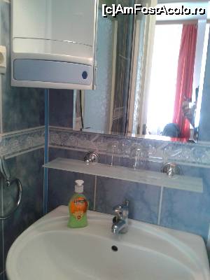 [P34] Baia avea practic 3 zone - una cu chiuveta, una cu dușul - intr-o cabină zidită, nu din plastic și a treia cu wc. Peste tot strălucea de curatenie. In oglindă se vede ușa de la balcon.  » foto by izabiza
 - 
<span class="allrVoted glyphicon glyphicon-heart hidden" id="av676677"></span>
<a class="m-l-10 hidden" id="sv676677" onclick="voting_Foto_DelVot(,676677,16464)" role="button">șterge vot <span class="glyphicon glyphicon-remove"></span></a>
<a id="v9676677" class=" c-red"  onclick="voting_Foto_SetVot(676677)" role="button"><span class="glyphicon glyphicon-heart-empty"></span> <b>LIKE</b> = Votează poza</a> <img class="hidden"  id="f676677W9" src="/imagini/loader.gif" border="0" /><span class="AjErrMes hidden" id="e676677ErM"></span>