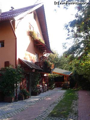 [P04] Vila Bica - așa cum se vede de pe aleea principală. În fundal se vede foișorul.  » foto by izabiza
 - 
<span class="allrVoted glyphicon glyphicon-heart hidden" id="av676586"></span>
<a class="m-l-10 hidden" id="sv676586" onclick="voting_Foto_DelVot(,676586,16464)" role="button">șterge vot <span class="glyphicon glyphicon-remove"></span></a>
<a id="v9676586" class=" c-red"  onclick="voting_Foto_SetVot(676586)" role="button"><span class="glyphicon glyphicon-heart-empty"></span> <b>LIKE</b> = Votează poza</a> <img class="hidden"  id="f676586W9" src="/imagini/loader.gif" border="0" /><span class="AjErrMes hidden" id="e676586ErM"></span>