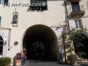 [P06] Lucca. Piazza dell'Amfiteatro Romano. » foto by mihaelavoicu
 - 
<span class="allrVoted glyphicon glyphicon-heart hidden" id="av1231312"></span>
<a class="m-l-10 hidden" id="sv1231312" onclick="voting_Foto_DelVot(,1231312,16529)" role="button">șterge vot <span class="glyphicon glyphicon-remove"></span></a>
<a id="v91231312" class=" c-red"  onclick="voting_Foto_SetVot(1231312)" role="button"><span class="glyphicon glyphicon-heart-empty"></span> <b>LIKE</b> = Votează poza</a> <img class="hidden"  id="f1231312W9" src="/imagini/loader.gif" border="0" /><span class="AjErrMes hidden" id="e1231312ErM"></span>