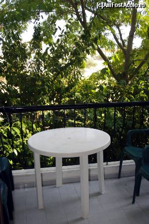 [P05] În balcon, ai o măsuţă cu 4 scaune şi în afară, pe balustradă, un grilaj metalic pentru rufele ude. În faţa balcoanelor, vegetaţia abundentă te păzesc de soare şi poţi sta la răcoare şi în toiul zilei.  » foto by cher-cher
 - 
<span class="allrVoted glyphicon glyphicon-heart hidden" id="av515506"></span>
<a class="m-l-10 hidden" id="sv515506" onclick="voting_Foto_DelVot(,515506,16578)" role="button">șterge vot <span class="glyphicon glyphicon-remove"></span></a>
<a id="v9515506" class=" c-red"  onclick="voting_Foto_SetVot(515506)" role="button"><span class="glyphicon glyphicon-heart-empty"></span> <b>LIKE</b> = Votează poza</a> <img class="hidden"  id="f515506W9" src="/imagini/loader.gif" border="0" /><span class="AjErrMes hidden" id="e515506ErM"></span>