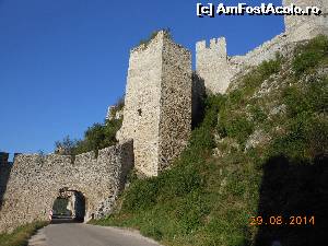 [P02] Cetatea Golubac - Drumul naţional trece prin cetate.  » foto by iulianic
 - 
<span class="allrVoted glyphicon glyphicon-heart hidden" id="av551585"></span>
<a class="m-l-10 hidden" id="sv551585" onclick="voting_Foto_DelVot(,551585,16590)" role="button">șterge vot <span class="glyphicon glyphicon-remove"></span></a>
<a id="v9551585" class=" c-red"  onclick="voting_Foto_SetVot(551585)" role="button"><span class="glyphicon glyphicon-heart-empty"></span> <b>LIKE</b> = Votează poza</a> <img class="hidden"  id="f551585W9" src="/imagini/loader.gif" border="0" /><span class="AjErrMes hidden" id="e551585ErM"></span>