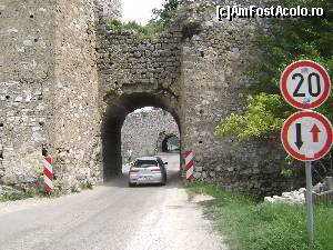 [P07] Intrarea in castel dinspre Golubac » foto by costy69*
 - 
<span class="allrVoted glyphicon glyphicon-heart hidden" id="av571955"></span>
<a class="m-l-10 hidden" id="sv571955" onclick="voting_Foto_DelVot(,571955,16590)" role="button">șterge vot <span class="glyphicon glyphicon-remove"></span></a>
<a id="v9571955" class=" c-red"  onclick="voting_Foto_SetVot(571955)" role="button"><span class="glyphicon glyphicon-heart-empty"></span> <b>LIKE</b> = Votează poza</a> <img class="hidden"  id="f571955W9" src="/imagini/loader.gif" border="0" /><span class="AjErrMes hidden" id="e571955ErM"></span>