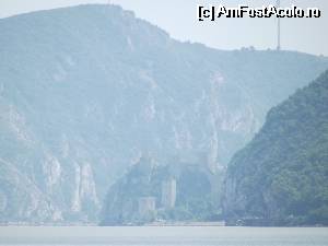[P24] Castelul vazut din centrul Golubac-ului nu pare prea departe...  » foto by irinad
 - 
<span class="allrVoted glyphicon glyphicon-heart hidden" id="av543800"></span>
<a class="m-l-10 hidden" id="sv543800" onclick="voting_Foto_DelVot(,543800,16590)" role="button">șterge vot <span class="glyphicon glyphicon-remove"></span></a>
<a id="v9543800" class=" c-red"  onclick="voting_Foto_SetVot(543800)" role="button"><span class="glyphicon glyphicon-heart-empty"></span> <b>LIKE</b> = Votează poza</a> <img class="hidden"  id="f543800W9" src="/imagini/loader.gif" border="0" /><span class="AjErrMes hidden" id="e543800ErM"></span>