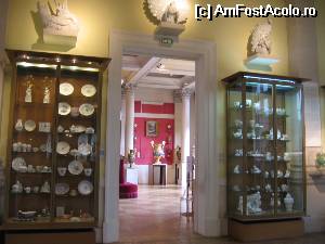 [P48] Vitrine în muzeu » foto by Michi
 - 
<span class="allrVoted glyphicon glyphicon-heart hidden" id="av516436"></span>
<a class="m-l-10 hidden" id="sv516436" onclick="voting_Foto_DelVot(,516436,16595)" role="button">șterge vot <span class="glyphicon glyphicon-remove"></span></a>
<a id="v9516436" class=" c-red"  onclick="voting_Foto_SetVot(516436)" role="button"><span class="glyphicon glyphicon-heart-empty"></span> <b>LIKE</b> = Votează poza</a> <img class="hidden"  id="f516436W9" src="/imagini/loader.gif" border="0" /><span class="AjErrMes hidden" id="e516436ErM"></span>