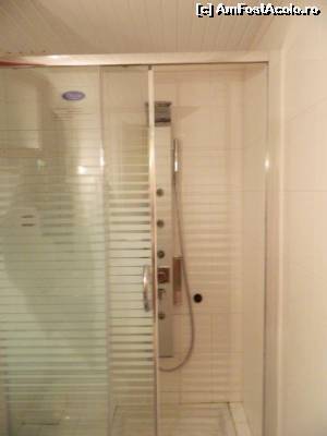 [P12] Cabina de duș destul de mare și bine izolată.  » foto by Dabator
 - 
<span class="allrVoted glyphicon glyphicon-heart hidden" id="av545103"></span>
<a class="m-l-10 hidden" id="sv545103" onclick="voting_Foto_DelVot(,545103,16609)" role="button">șterge vot <span class="glyphicon glyphicon-remove"></span></a>
<a id="v9545103" class=" c-red"  onclick="voting_Foto_SetVot(545103)" role="button"><span class="glyphicon glyphicon-heart-empty"></span> <b>LIKE</b> = Votează poza</a> <img class="hidden"  id="f545103W9" src="/imagini/loader.gif" border="0" /><span class="AjErrMes hidden" id="e545103ErM"></span>
