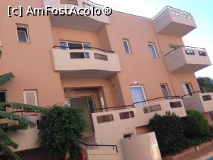 [P09] Hotelul Apollon-intrarea, aflata in corpul din fata. In spate este piscina si al doilea corp, in care am stat noi.  » foto by rora
 - 
<span class="allrVoted glyphicon glyphicon-heart hidden" id="av1112370"></span>
<a class="m-l-10 hidden" id="sv1112370" onclick="voting_Foto_DelVot(,1112370,16666)" role="button">șterge vot <span class="glyphicon glyphicon-remove"></span></a>
<a id="v91112370" class=" c-red"  onclick="voting_Foto_SetVot(1112370)" role="button"><span class="glyphicon glyphicon-heart-empty"></span> <b>LIKE</b> = Votează poza</a> <img class="hidden"  id="f1112370W9" src="/imagini/loader.gif" border="0" /><span class="AjErrMes hidden" id="e1112370ErM"></span>