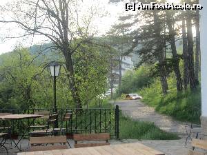 [P25] Tryavna-Terasa Vilei Brashlyan. Printre copaci se zareste Hotelul Kalina Palace.  » foto by Floria
 - 
<span class="allrVoted glyphicon glyphicon-heart hidden" id="av520145"></span>
<a class="m-l-10 hidden" id="sv520145" onclick="voting_Foto_DelVot(,520145,16671)" role="button">șterge vot <span class="glyphicon glyphicon-remove"></span></a>
<a id="v9520145" class=" c-red"  onclick="voting_Foto_SetVot(520145)" role="button"><span class="glyphicon glyphicon-heart-empty"></span> <b>LIKE</b> = Votează poza</a> <img class="hidden"  id="f520145W9" src="/imagini/loader.gif" border="0" /><span class="AjErrMes hidden" id="e520145ErM"></span>