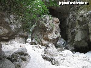 [P19] Cascada Dimosari, Lefkada-un bolovan urias blocheaza valea » foto by luciaoradea
 - 
<span class="allrVoted glyphicon glyphicon-heart hidden" id="av559174"></span>
<a class="m-l-10 hidden" id="sv559174" onclick="voting_Foto_DelVot(,559174,16678)" role="button">șterge vot <span class="glyphicon glyphicon-remove"></span></a>
<a id="v9559174" class=" c-red"  onclick="voting_Foto_SetVot(559174)" role="button"><span class="glyphicon glyphicon-heart-empty"></span> <b>LIKE</b> = Votează poza</a> <img class="hidden"  id="f559174W9" src="/imagini/loader.gif" border="0" /><span class="AjErrMes hidden" id="e559174ErM"></span>