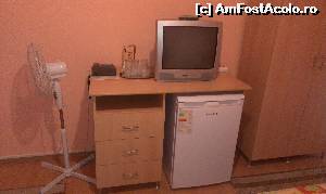 [P14] Pensiunea Iozefini - str. Tudor Vladimirescu, nr. 88, loc. Floresti, jud Cluj, camera 116, unde am fost eu cazat. Masa de birou, tv-ul ok. si frigiderul gol, fara produse...  » foto by creivean
 - 
<span class="allrVoted glyphicon glyphicon-heart hidden" id="av522279"></span>
<a class="m-l-10 hidden" id="sv522279" onclick="voting_Foto_DelVot(,522279,16723)" role="button">șterge vot <span class="glyphicon glyphicon-remove"></span></a>
<a id="v9522279" class=" c-red"  onclick="voting_Foto_SetVot(522279)" role="button"><span class="glyphicon glyphicon-heart-empty"></span> <b>LIKE</b> = Votează poza</a> <img class="hidden"  id="f522279W9" src="/imagini/loader.gif" border="0" /><span class="AjErrMes hidden" id="e522279ErM"></span>