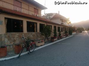 [P32] Aceasta era taverna vilei El Greco si peste drum, in partea dreapta era terasa ei, luminata frumos, cu masute direct afara.  » foto by ceraselatoader
 - 
<span class="allrVoted glyphicon glyphicon-heart hidden" id="av629001"></span>
<a class="m-l-10 hidden" id="sv629001" onclick="voting_Foto_DelVot(,629001,16728)" role="button">șterge vot <span class="glyphicon glyphicon-remove"></span></a>
<a id="v9629001" class=" c-red"  onclick="voting_Foto_SetVot(629001)" role="button"><span class="glyphicon glyphicon-heart-empty"></span> <b>LIKE</b> = Votează poza</a> <img class="hidden"  id="f629001W9" src="/imagini/loader.gif" border="0" /><span class="AjErrMes hidden" id="e629001ErM"></span>