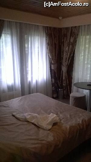 [P02] Camera cu pat matrimonial, da intr-un balcon spatios. Din pacate fiica mea a stricat lebada de prosop de pe pat.  » foto by Elsa76
 - 
<span class="allrVoted glyphicon glyphicon-heart hidden" id="av661768"></span>
<a class="m-l-10 hidden" id="sv661768" onclick="voting_Foto_DelVot(,661768,16757)" role="button">șterge vot <span class="glyphicon glyphicon-remove"></span></a>
<a id="v9661768" class=" c-red"  onclick="voting_Foto_SetVot(661768)" role="button"><span class="glyphicon glyphicon-heart-empty"></span> <b>LIKE</b> = Votează poza</a> <img class="hidden"  id="f661768W9" src="/imagini/loader.gif" border="0" /><span class="AjErrMes hidden" id="e661768ErM"></span>