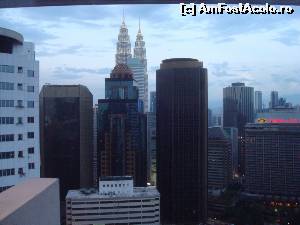 [P03] vedere din camera. in spate se vad turnurile Petronas. Pana acolo se poate merge si pe jos in circa 20 minute.  » foto by Pami*
 - 
<span class="allrVoted glyphicon glyphicon-heart hidden" id="av525407"></span>
<a class="m-l-10 hidden" id="sv525407" onclick="voting_Foto_DelVot(,525407,16790)" role="button">șterge vot <span class="glyphicon glyphicon-remove"></span></a>
<a id="v9525407" class=" c-red"  onclick="voting_Foto_SetVot(525407)" role="button"><span class="glyphicon glyphicon-heart-empty"></span> <b>LIKE</b> = Votează poza</a> <img class="hidden"  id="f525407W9" src="/imagini/loader.gif" border="0" /><span class="AjErrMes hidden" id="e525407ErM"></span>