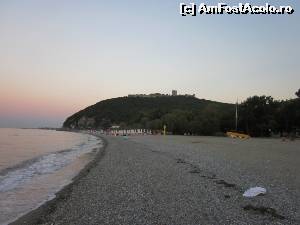 [P29] Plaja din Paralia Panteleimonas în prima seară a noastră acolo. Sus se vede Castelul Platamonas. » foto by ariciu*
 - 
<span class="allrVoted glyphicon glyphicon-heart hidden" id="av533685"></span>
<a class="m-l-10 hidden" id="sv533685" onclick="voting_Foto_DelVot(,533685,16944)" role="button">șterge vot <span class="glyphicon glyphicon-remove"></span></a>
<a id="v9533685" class=" c-red"  onclick="voting_Foto_SetVot(533685)" role="button"><span class="glyphicon glyphicon-heart-empty"></span> <b>LIKE</b> = Votează poza</a> <img class="hidden"  id="f533685W9" src="/imagini/loader.gif" border="0" /><span class="AjErrMes hidden" id="e533685ErM"></span>