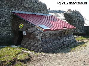 [P19] Refugiul salvamont din spatele cabanei » foto by Claudiu U.
 - 
<span class="allrVoted glyphicon glyphicon-heart hidden" id="av695205"></span>
<a class="m-l-10 hidden" id="sv695205" onclick="voting_Foto_DelVot(,695205,16983)" role="button">șterge vot <span class="glyphicon glyphicon-remove"></span></a>
<a id="v9695205" class=" c-red"  onclick="voting_Foto_SetVot(695205)" role="button"><span class="glyphicon glyphicon-heart-empty"></span> <b>LIKE</b> = Votează poza</a> <img class="hidden"  id="f695205W9" src="/imagini/loader.gif" border="0" /><span class="AjErrMes hidden" id="e695205ErM"></span>