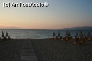 [P15] Plaja, vedere spre golf. In dreapta bratul Sithonia, in stanga bratul Athos si muntele omonim.  » foto by Flaviu
 - 
<span class="allrVoted glyphicon glyphicon-heart hidden" id="av897757"></span>
<a class="m-l-10 hidden" id="sv897757" onclick="voting_Foto_DelVot(,897757,17005)" role="button">șterge vot <span class="glyphicon glyphicon-remove"></span></a>
<a id="v9897757" class=" c-red"  onclick="voting_Foto_SetVot(897757)" role="button"><span class="glyphicon glyphicon-heart-empty"></span> <b>LIKE</b> = Votează poza</a> <img class="hidden"  id="f897757W9" src="/imagini/loader.gif" border="0" /><span class="AjErrMes hidden" id="e897757ErM"></span>