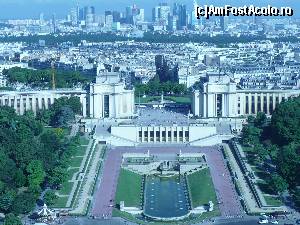 [P13] vedere din Tour Eiffel, ultimul etaj, cu vedere spre cartierul La Defense » foto by Yolanda
 - 
<span class="allrVoted glyphicon glyphicon-heart hidden" id="av539034"></span>
<a class="m-l-10 hidden" id="sv539034" onclick="voting_Foto_DelVot(,539034,17056)" role="button">șterge vot <span class="glyphicon glyphicon-remove"></span></a>
<a id="v9539034" class=" c-red"  onclick="voting_Foto_SetVot(539034)" role="button"><span class="glyphicon glyphicon-heart-empty"></span> <b>LIKE</b> = Votează poza</a> <img class="hidden"  id="f539034W9" src="/imagini/loader.gif" border="0" /><span class="AjErrMes hidden" id="e539034ErM"></span>