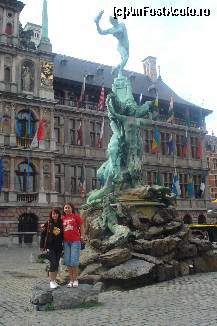 [P21] Anvers, in Piata Centrala, cu statuia romanului care conform legendei, a avut curajul sa-i taie mana unui urias ce prada orasul si sa o arunce in zare, scapand populatia de acesta » foto by ileanaxperta*
 - 
<span class="allrVoted glyphicon glyphicon-heart hidden" id="av113179"></span>
<a class="m-l-10 hidden" id="sv113179" onclick="voting_Foto_DelVot(,113179,17056)" role="button">șterge vot <span class="glyphicon glyphicon-remove"></span></a>
<a id="v9113179" class=" c-red"  onclick="voting_Foto_SetVot(113179)" role="button"><span class="glyphicon glyphicon-heart-empty"></span> <b>LIKE</b> = Votează poza</a> <img class="hidden"  id="f113179W9" src="/imagini/loader.gif" border="0" /><span class="AjErrMes hidden" id="e113179ErM"></span>