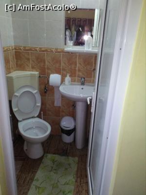 [P05] Toaleta + chiuveta la Hotel Alutus » foto by Ioan Raita
 - 
<span class="allrVoted glyphicon glyphicon-heart hidden" id="av854134"></span>
<a class="m-l-10 hidden" id="sv854134" onclick="voting_Foto_DelVot(,854134,17164)" role="button">șterge vot <span class="glyphicon glyphicon-remove"></span></a>
<a id="v9854134" class=" c-red"  onclick="voting_Foto_SetVot(854134)" role="button"><span class="glyphicon glyphicon-heart-empty"></span> <b>LIKE</b> = Votează poza</a> <img class="hidden"  id="f854134W9" src="/imagini/loader.gif" border="0" /><span class="AjErrMes hidden" id="e854134ErM"></span>