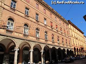 [P08] Cam asa arata arhitectura tipic bologneza » foto by rsimona
 - 
<span class="allrVoted glyphicon glyphicon-heart hidden" id="av544628"></span>
<a class="m-l-10 hidden" id="sv544628" onclick="voting_Foto_DelVot(,544628,17187)" role="button">șterge vot <span class="glyphicon glyphicon-remove"></span></a>
<a id="v9544628" class=" c-red"  onclick="voting_Foto_SetVot(544628)" role="button"><span class="glyphicon glyphicon-heart-empty"></span> <b>LIKE</b> = Votează poza</a> <img class="hidden"  id="f544628W9" src="/imagini/loader.gif" border="0" /><span class="AjErrMes hidden" id="e544628ErM"></span>