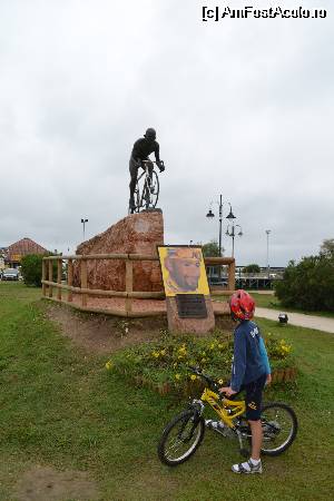 [P01] In ziua in care Nibali castiga Turul Frantei... parca si Marco Pantani zambea din satul lui natal (Cesenatico - un fel de Mecca a ciclistilor)  » foto by cristian pinte
 - 
<span class="allrVoted glyphicon glyphicon-heart hidden" id="av544678"></span>
<a class="m-l-10 hidden" id="sv544678" onclick="voting_Foto_DelVot(,544678,17189)" role="button">șterge vot <span class="glyphicon glyphicon-remove"></span></a>
<a id="v9544678" class=" c-red"  onclick="voting_Foto_SetVot(544678)" role="button"><span class="glyphicon glyphicon-heart-empty"></span> <b>LIKE</b> = Votează poza</a> <img class="hidden"  id="f544678W9" src="/imagini/loader.gif" border="0" /><span class="AjErrMes hidden" id="e544678ErM"></span>