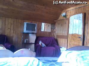 [P08] Aceeasi camera cu 2 paturi duble, vedere catre cealalta jumatate, respectiv: fotolii, Tv, cuier, oglinda si usa cu geam si perdeluta. Baia e la iesirea din camera imediat pe stanga.  » foto by dannaa
 - 
<span class="allrVoted glyphicon glyphicon-heart hidden" id="av546818"></span>
<a class="m-l-10 hidden" id="sv546818" onclick="voting_Foto_DelVot(,546818,17254)" role="button">șterge vot <span class="glyphicon glyphicon-remove"></span></a>
<a id="v9546818" class=" c-red"  onclick="voting_Foto_SetVot(546818)" role="button"><span class="glyphicon glyphicon-heart-empty"></span> <b>LIKE</b> = Votează poza</a> <img class="hidden"  id="f546818W9" src="/imagini/loader.gif" border="0" /><span class="AjErrMes hidden" id="e546818ErM"></span>
