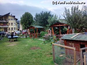 [P03] Grădina și pensiunea. Chiar în spate este șoseaua, accesul se face pe un drum din spatele pomilor din dreapta.  » foto by amavio
 - 
<span class="allrVoted glyphicon glyphicon-heart hidden" id="av648418"></span>
<a class="m-l-10 hidden" id="sv648418" onclick="voting_Foto_DelVot(,648418,17276)" role="button">șterge vot <span class="glyphicon glyphicon-remove"></span></a>
<a id="v9648418" class=" c-red"  onclick="voting_Foto_SetVot(648418)" role="button"><span class="glyphicon glyphicon-heart-empty"></span> <b>LIKE</b> = Votează poza</a> <img class="hidden"  id="f648418W9" src="/imagini/loader.gif" border="0" /><span class="AjErrMes hidden" id="e648418ErM"></span>