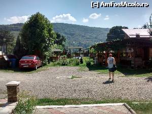 [P04] Grădina - vedere dinspre pensiune. În față dreapta se văd parțial terasa și grătarul.  » foto by amavio
 - 
<span class="allrVoted glyphicon glyphicon-heart hidden" id="av648419"></span>
<a class="m-l-10 hidden" id="sv648419" onclick="voting_Foto_DelVot(,648419,17276)" role="button">șterge vot <span class="glyphicon glyphicon-remove"></span></a>
<a id="v9648419" class=" c-red"  onclick="voting_Foto_SetVot(648419)" role="button"><span class="glyphicon glyphicon-heart-empty"></span> <b>LIKE</b> = Votează poza</a> <img class="hidden"  id="f648419W9" src="/imagini/loader.gif" border="0" /><span class="AjErrMes hidden" id="e648419ErM"></span>
