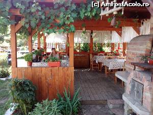 [P05] Terasa - cu patru mese și scaune. În dreapta, după grătar, este și un aragaz.  » foto by amavio
 - 
<span class="allrVoted glyphicon glyphicon-heart hidden" id="av648422"></span>
<a class="m-l-10 hidden" id="sv648422" onclick="voting_Foto_DelVot(,648422,17276)" role="button">șterge vot <span class="glyphicon glyphicon-remove"></span></a>
<a id="v9648422" class=" c-red"  onclick="voting_Foto_SetVot(648422)" role="button"><span class="glyphicon glyphicon-heart-empty"></span> <b>LIKE</b> = Votează poza</a> <img class="hidden"  id="f648422W9" src="/imagini/loader.gif" border="0" /><span class="AjErrMes hidden" id="e648422ErM"></span>