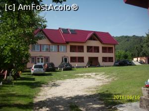 [P05] Corpul B al pensiunii (cel cu ferestre maro). În stânga, cu ferestre albe, locuința proprietarilor.  » foto by puiutea
 - 
<span class="allrVoted glyphicon glyphicon-heart hidden" id="av752243"></span>
<a class="m-l-10 hidden" id="sv752243" onclick="voting_Foto_DelVot(,752243,17286)" role="button">șterge vot <span class="glyphicon glyphicon-remove"></span></a>
<a id="v9752243" class=" c-red"  onclick="voting_Foto_SetVot(752243)" role="button"><span class="glyphicon glyphicon-heart-empty"></span> <b>LIKE</b> = Votează poza</a> <img class="hidden"  id="f752243W9" src="/imagini/loader.gif" border="0" /><span class="AjErrMes hidden" id="e752243ErM"></span>