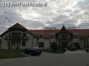[P01] Intrarea în hotel corpul principal.  » foto by nelu73
 - 
<span class="allrVoted glyphicon glyphicon-heart hidden" id="av1122381"></span>
<a class="m-l-10 hidden" id="sv1122381" onclick="voting_Foto_DelVot(,1122381,17310)" role="button">șterge vot <span class="glyphicon glyphicon-remove"></span></a>
<a id="v91122381" class=" c-red"  onclick="voting_Foto_SetVot(1122381)" role="button"><span class="glyphicon glyphicon-heart-empty"></span> <b>LIKE</b> = Votează poza</a> <img class="hidden"  id="f1122381W9" src="/imagini/loader.gif" border="0" /><span class="AjErrMes hidden" id="e1122381ErM"></span>