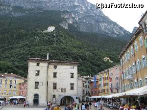[P19] Piata din fata hotelului BW Europa din Riva del Garda » foto by vlado2
 - 
<span class="allrVoted glyphicon glyphicon-heart hidden" id="av549183"></span>
<a class="m-l-10 hidden" id="sv549183" onclick="voting_Foto_DelVot(,549183,17313)" role="button">șterge vot <span class="glyphicon glyphicon-remove"></span></a>
<a id="v9549183" class=" c-red"  onclick="voting_Foto_SetVot(549183)" role="button"><span class="glyphicon glyphicon-heart-empty"></span> <b>LIKE</b> = Votează poza</a> <img class="hidden"  id="f549183W9" src="/imagini/loader.gif" border="0" /><span class="AjErrMes hidden" id="e549183ErM"></span>