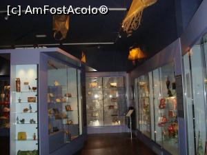 [P14] Vitrine cu istoria posetei -si pe tavan sunt agatate cateva » foto by mireille
 - 
<span class="allrVoted glyphicon glyphicon-heart hidden" id="av818574"></span>
<a class="m-l-10 hidden" id="sv818574" onclick="voting_Foto_DelVot(,818574,17324)" role="button">șterge vot <span class="glyphicon glyphicon-remove"></span></a>
<a id="v9818574" class=" c-red"  onclick="voting_Foto_SetVot(818574)" role="button"><span class="glyphicon glyphicon-heart-empty"></span> <b>LIKE</b> = Votează poza</a> <img class="hidden"  id="f818574W9" src="/imagini/loader.gif" border="0" /><span class="AjErrMes hidden" id="e818574ErM"></span>