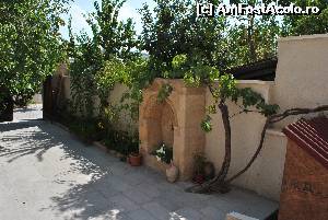 [P04] Cismeaua din curtea hotelului, in plan secund se vede intrarea. Masinile se parcheaza in fata portii.  » foto by Gabise
 - 
<span class="allrVoted glyphicon glyphicon-heart hidden" id="av550624"></span>
<a class="m-l-10 hidden" id="sv550624" onclick="voting_Foto_DelVot(,550624,17346)" role="button">șterge vot <span class="glyphicon glyphicon-remove"></span></a>
<a id="v9550624" class=" c-red"  onclick="voting_Foto_SetVot(550624)" role="button"><span class="glyphicon glyphicon-heart-empty"></span> <b>LIKE</b> = Votează poza</a> <img class="hidden"  id="f550624W9" src="/imagini/loader.gif" border="0" /><span class="AjErrMes hidden" id="e550624ErM"></span>