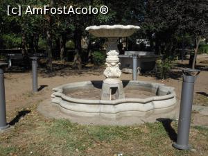 [P07] Palatul Marghiloman - Vila Albatros. În parc, o fântână arteziană fără apă. » foto by iulianic
 - 
<span class="allrVoted glyphicon glyphicon-heart hidden" id="av1313245"></span>
<a class="m-l-10 hidden" id="sv1313245" onclick="voting_Foto_DelVot(,1313245,17366)" role="button">șterge vot <span class="glyphicon glyphicon-remove"></span></a>
<a id="v91313245" class=" c-red"  onclick="voting_Foto_SetVot(1313245)" role="button"><span class="glyphicon glyphicon-heart-empty"></span> <b>LIKE</b> = Votează poza</a> <img class="hidden"  id="f1313245W9" src="/imagini/loader.gif" border="0" /><span class="AjErrMes hidden" id="e1313245ErM"></span>