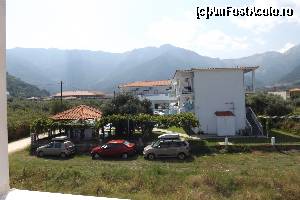 [P20] Vila Suzie vazuta de pe terasa de la Anna Studios si locul unde se parcheaza masinile » foto by floricica32
 - 
<span class="allrVoted glyphicon glyphicon-heart hidden" id="av552624"></span>
<a class="m-l-10 hidden" id="sv552624" onclick="voting_Foto_DelVot(,552624,17394)" role="button">șterge vot <span class="glyphicon glyphicon-remove"></span></a>
<a id="v9552624" class=" c-red"  onclick="voting_Foto_SetVot(552624)" role="button"><span class="glyphicon glyphicon-heart-empty"></span> <b>LIKE</b> = Votează poza</a> <img class="hidden"  id="f552624W9" src="/imagini/loader.gif" border="0" /><span class="AjErrMes hidden" id="e552624ErM"></span>