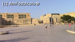 [P20] Poarta Orasului - Bieb il-Belt. Realizata dupa planurile arhitectului Renzo Piano, a facut parte din proiectul ,,City Gate”. » foto by ovidiuyepi
 - 
<span class="allrVoted glyphicon glyphicon-heart hidden" id="av1277252"></span>
<a class="m-l-10 hidden" id="sv1277252" onclick="voting_Foto_DelVot(,1277252,17454)" role="button">șterge vot <span class="glyphicon glyphicon-remove"></span></a>
<a id="v91277252" class=" c-red"  onclick="voting_Foto_SetVot(1277252)" role="button"><span class="glyphicon glyphicon-heart-empty"></span> <b>LIKE</b> = Votează poza</a> <img class="hidden"  id="f1277252W9" src="/imagini/loader.gif" border="0" /><span class="AjErrMes hidden" id="e1277252ErM"></span>