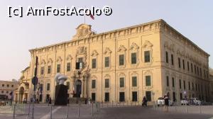 [P75] Auberge de Castille din Piata Castille. Cladirea este sediul guvernului maltez. » foto by ovidiuyepi
 - 
<span class="allrVoted glyphicon glyphicon-heart hidden" id="av1277316"></span>
<a class="m-l-10 hidden" id="sv1277316" onclick="voting_Foto_DelVot(,1277316,17454)" role="button">șterge vot <span class="glyphicon glyphicon-remove"></span></a>
<a id="v91277316" class=" c-red"  onclick="voting_Foto_SetVot(1277316)" role="button"><span class="glyphicon glyphicon-heart-empty"></span> <b>LIKE</b> = Votează poza</a> <img class="hidden"  id="f1277316W9" src="/imagini/loader.gif" border="0" /><span class="AjErrMes hidden" id="e1277316ErM"></span>